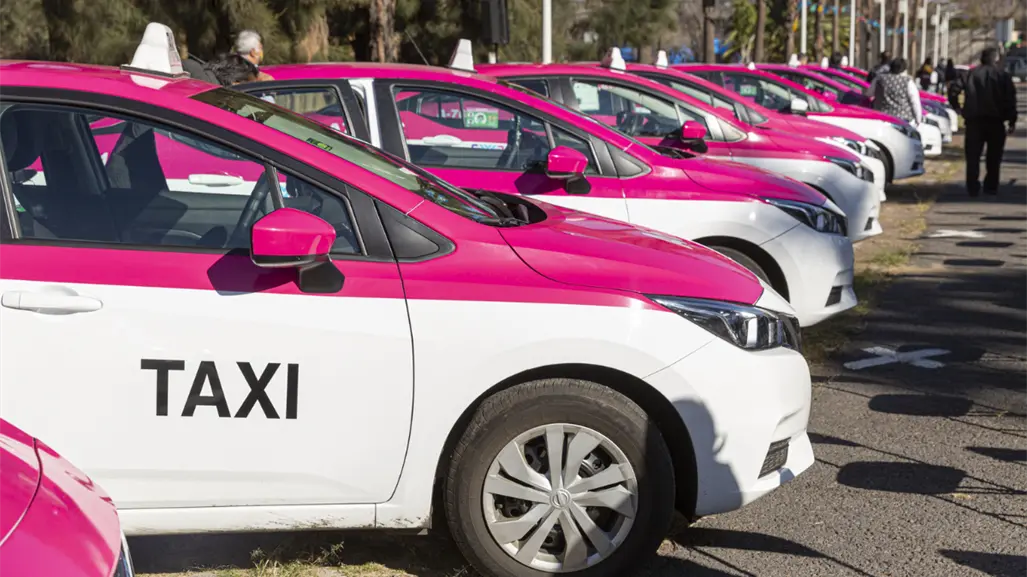 VIDEO | Extranjeros denuncian taxi en CDMX que quiso cobrar 780 pesos por un viaje de 48 pesos