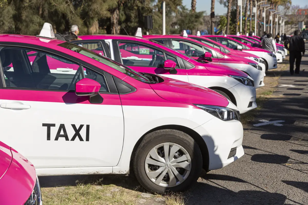 Taxis de la CDMX. Foto: X @LaSEMOVI