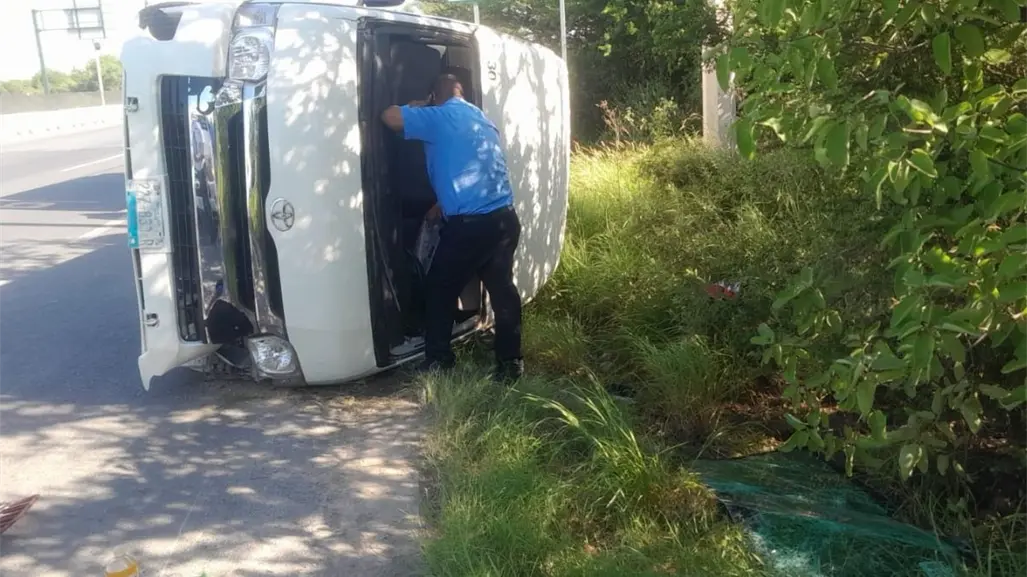 Volcadura en autopista al Aeropuerto deja un conductor lesionado en Apodaca