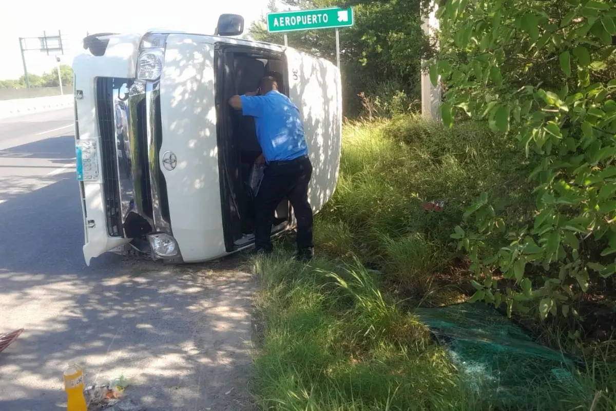 Un accidente vial tipo volcadura movilizó a los cuerpos de auxilio en el municipio de Apodaca. Foto: PCNL