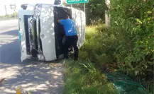 Volcadura en autopista al Aeropuerto deja un conductor lesionado en Apodaca