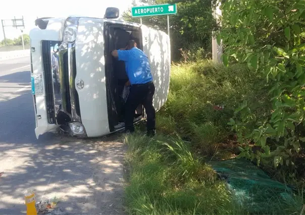 Volcadura en autopista al Aeropuerto deja un conductor lesionado en Apodaca