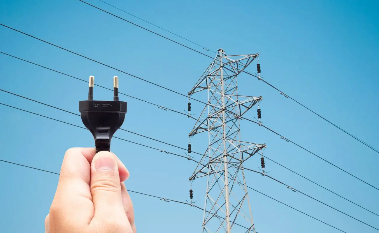 ¿Por qué los apagones dañan los aparatos eléctricos? Foto: Canva