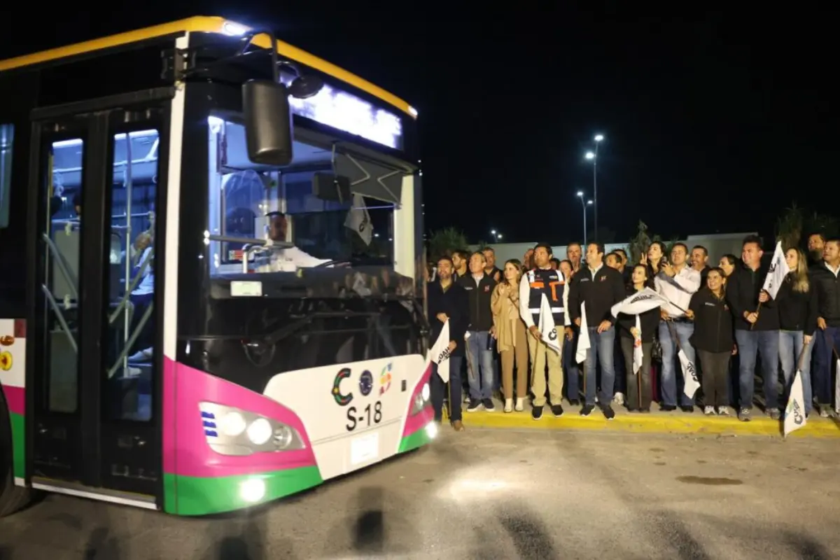 Durante el arranque, Javier Díaz González recorrió la ruta poniente desde la colonia Valencia hasta la Presidencia Municipal, destacando que estas unidades representan un ahorro directo en los bolsillos de las familias./Foto: Gobierno Municipal de Saltillo