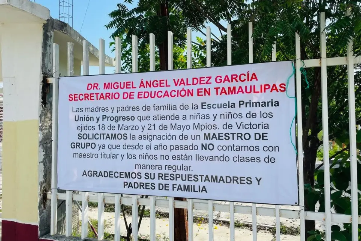 Padres y directivos denunciaron que la ausencia de una docente con permiso de seis meses en Estados Unidos ha dejado a los alumnos sin atención educativa; piden a la SEP asignar un maestro definitivo. Foto: SET