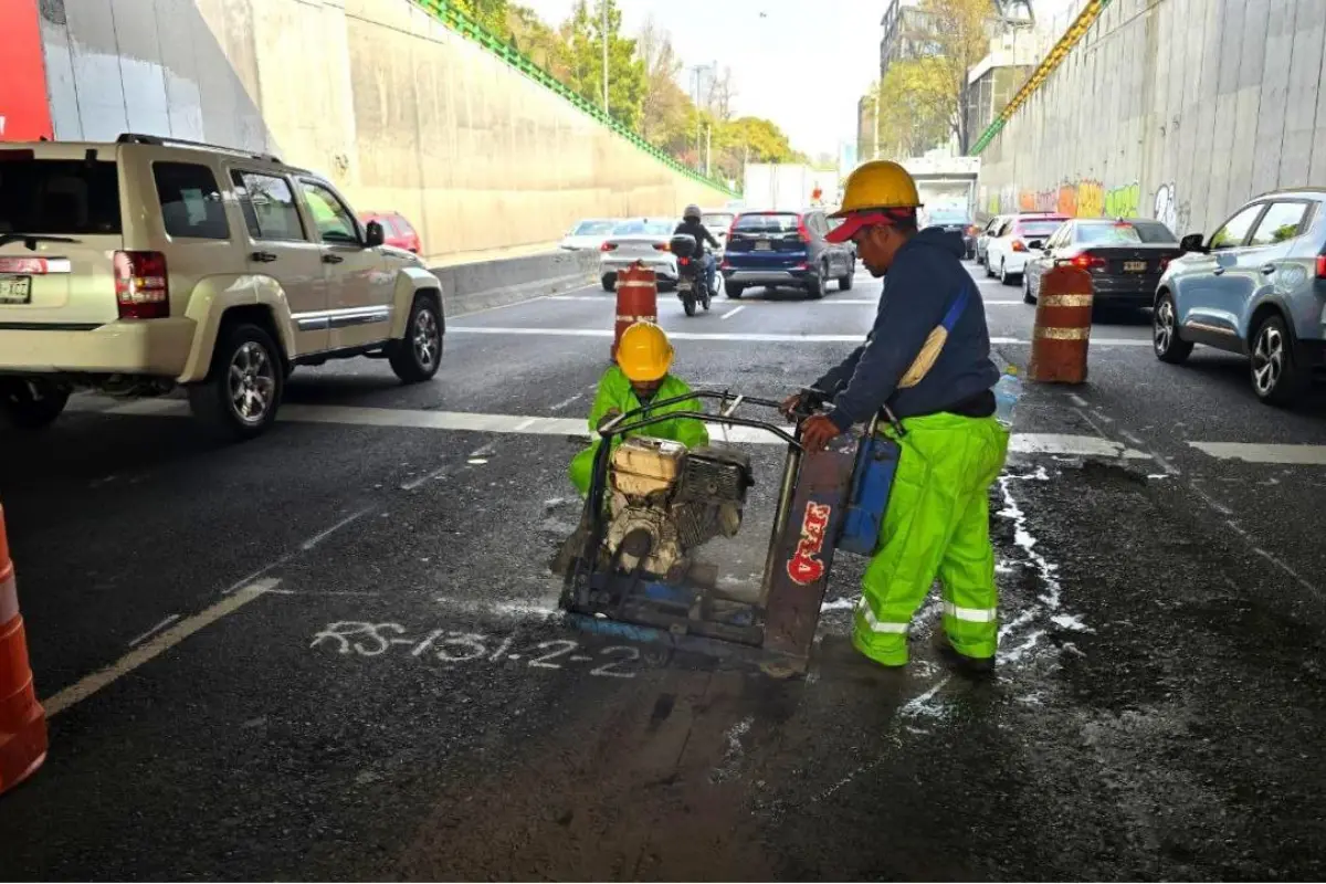Persona arreglando bache. Foto: Secretaría de Obras y Servicios de CDMX