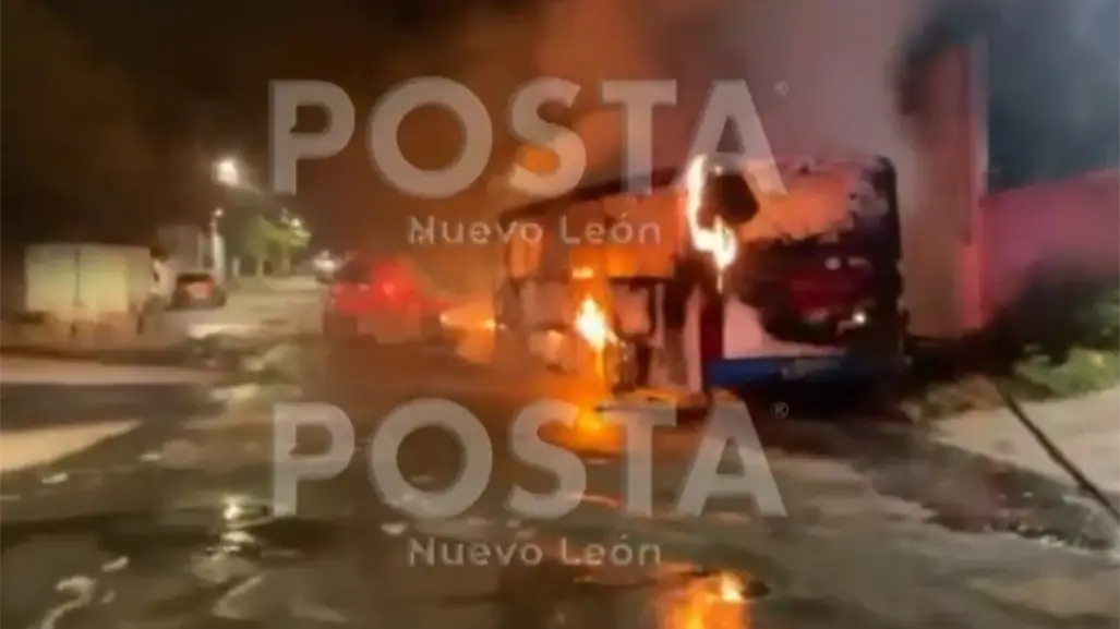 VIDEO | Camión de pasajeros queda reducido a cenizas tras incendio en Guadalupe