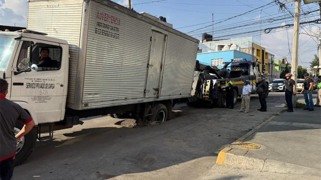 FOTOS | Camión cargado con aceite cae en socavón en la Gustavo A. Madero