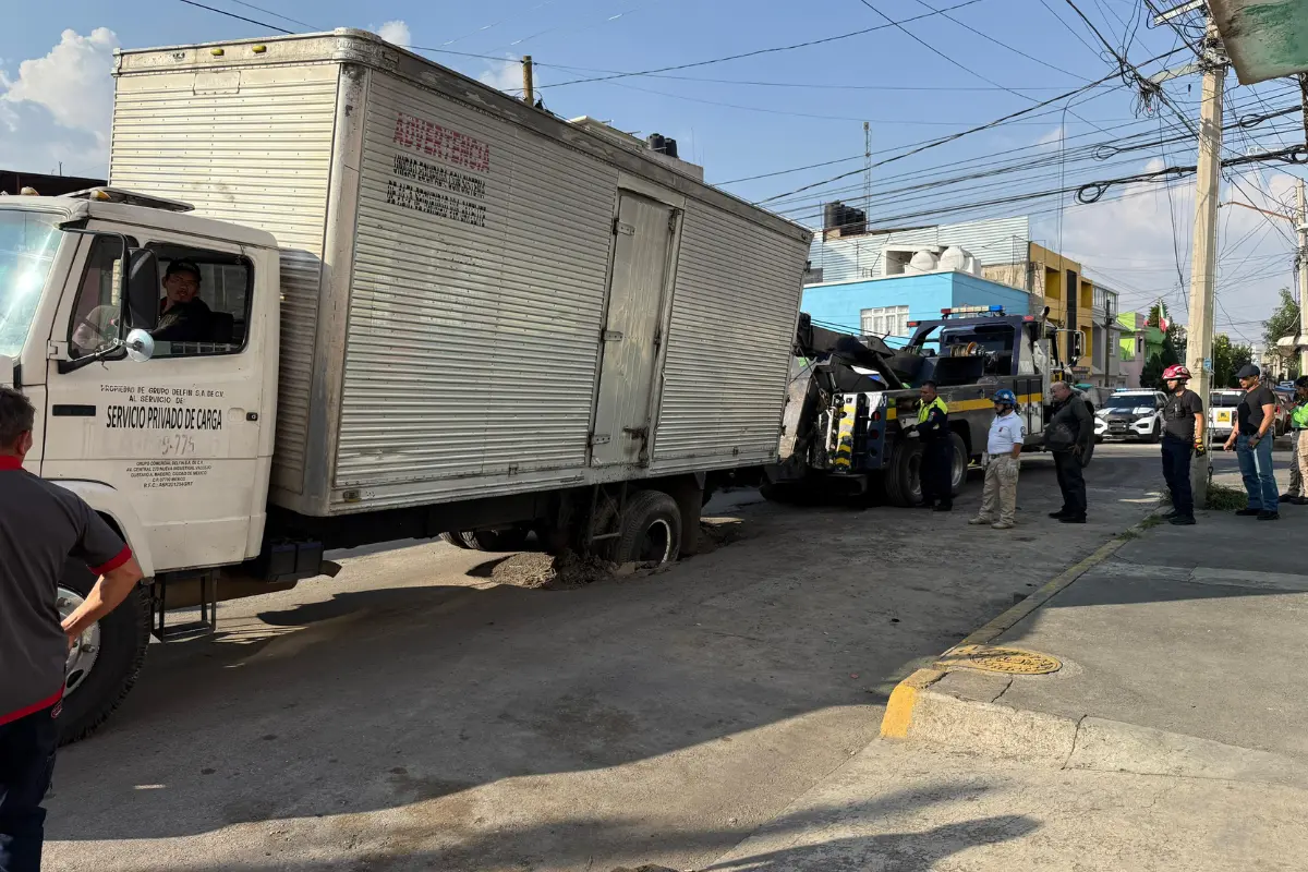 Camión cargado con aceite cae en socavón en la Gustavo A. Madero. Foto: Luis Antonio Alfaro