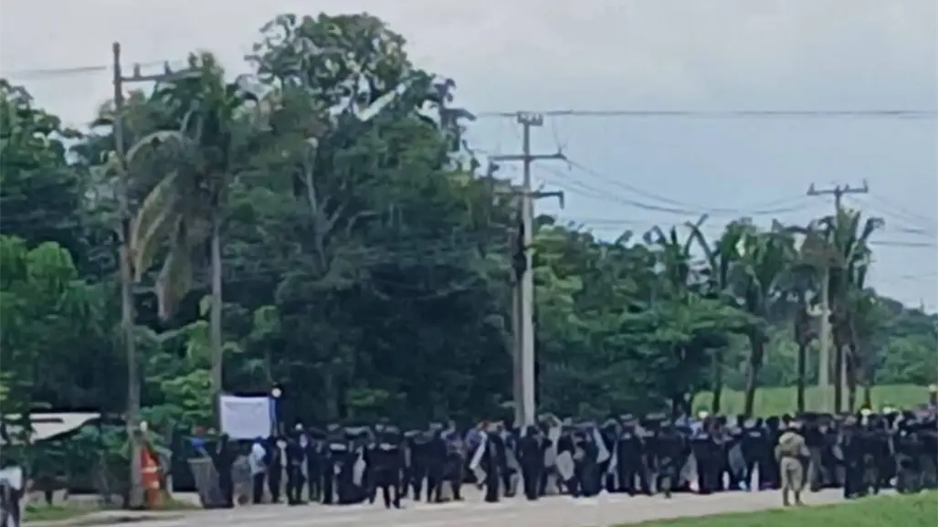 Caos vial por bloqueo en la carretera federal Cárdenas a Coatzacoalcos en Tabasco