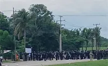 Caos vial por bloqueo en la carretera federal Cárdenas a Coatzacoalcos en Tabasco