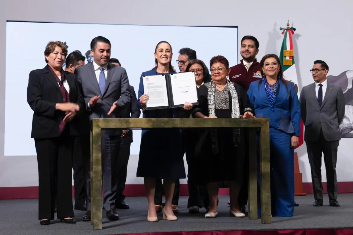 Claudia Sheinbaum, Clara Brugada, Delfina Gómez, Ernestina Godoy, Efraín Morales y demás funcionarios. Foto: Presidencia de la República