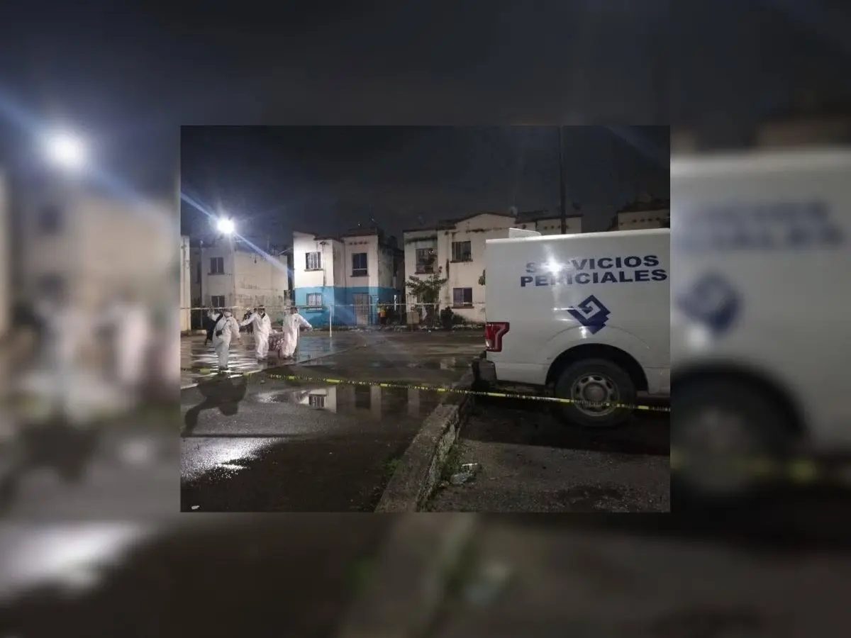 La jornada de ayer se registró una amplia movilización de autoridades en el fraccionamiento Villas Otoch Paraíso de Cancún por la muerte de Cruz Alberto Cervantes Miranda, alias “Cruzito”, señalado como ex jefe de sicarios del CJNG.- Fuente Noticias Yucatán Digital
