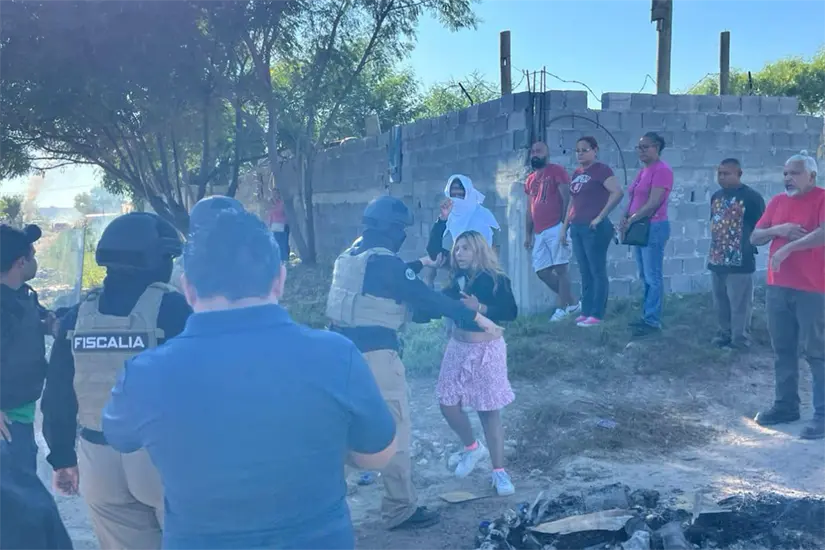 El enfrentamiento escaló cuando un grupo de jóvenes arrojó piedras a policías y personal de la Fiscalía. Foto: Ramón Sánchez