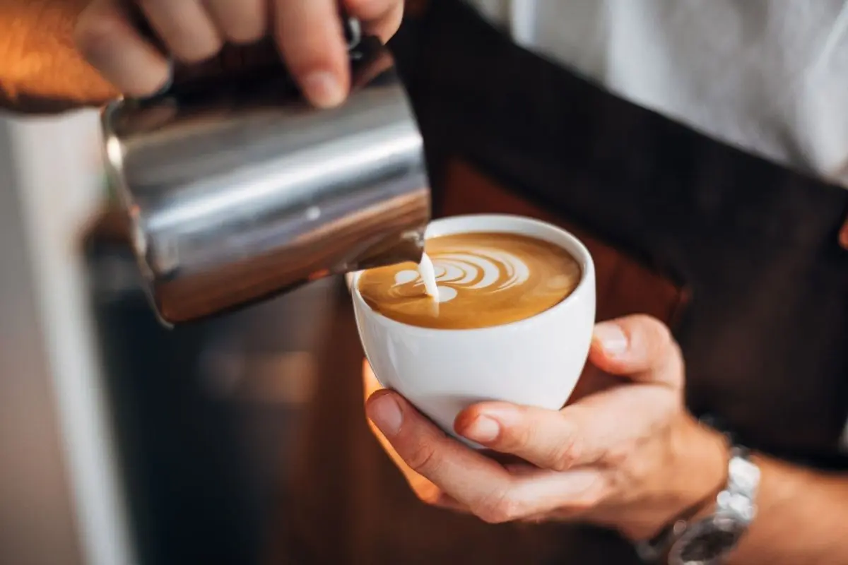El consumo moderado de café tiene múltiples beneficios a la salud y al bienestar diario. Foto: Canva