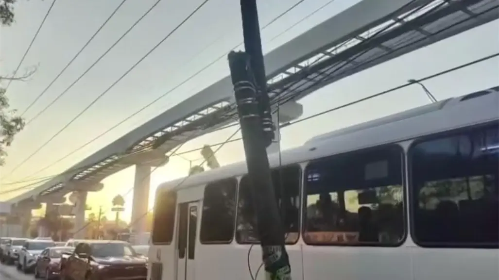 Aseguran área por poste fracturado en vía concurrida de Monterrey