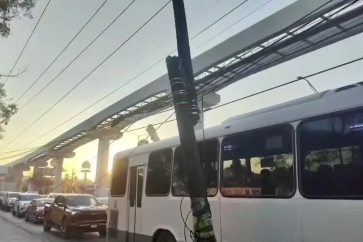 La Unidad de Protección Civil de Nuevo León atendió un reporte ciudadano sobre un poste en riesgo de colapsar en el municipio de Monterrey. Foto: PCNL