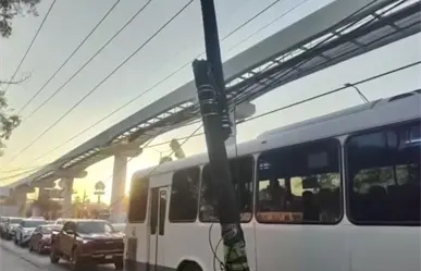 Aseguran área por poste fracturado en vía concurrida de Monterrey