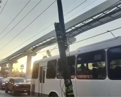 Aseguran área por poste fracturado en vía concurrida de Monterrey