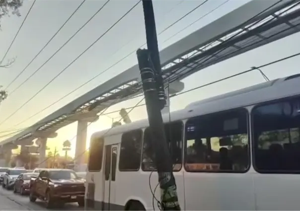 Aseguran área por poste fracturado en vía concurrida de Monterrey