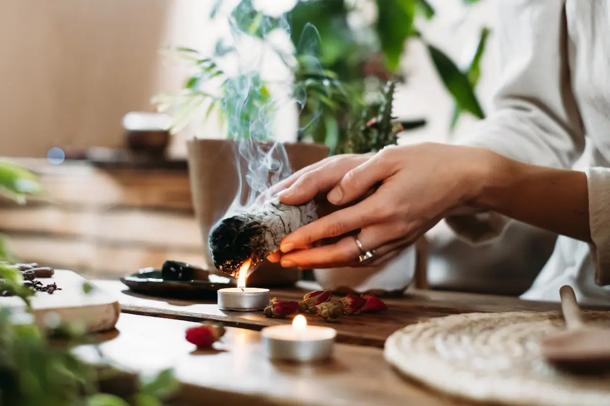 En este 2 de octubre, aprovechemos la energía del mes para realizar rituales de abundancia y renovación espiritual. Foto: Canva