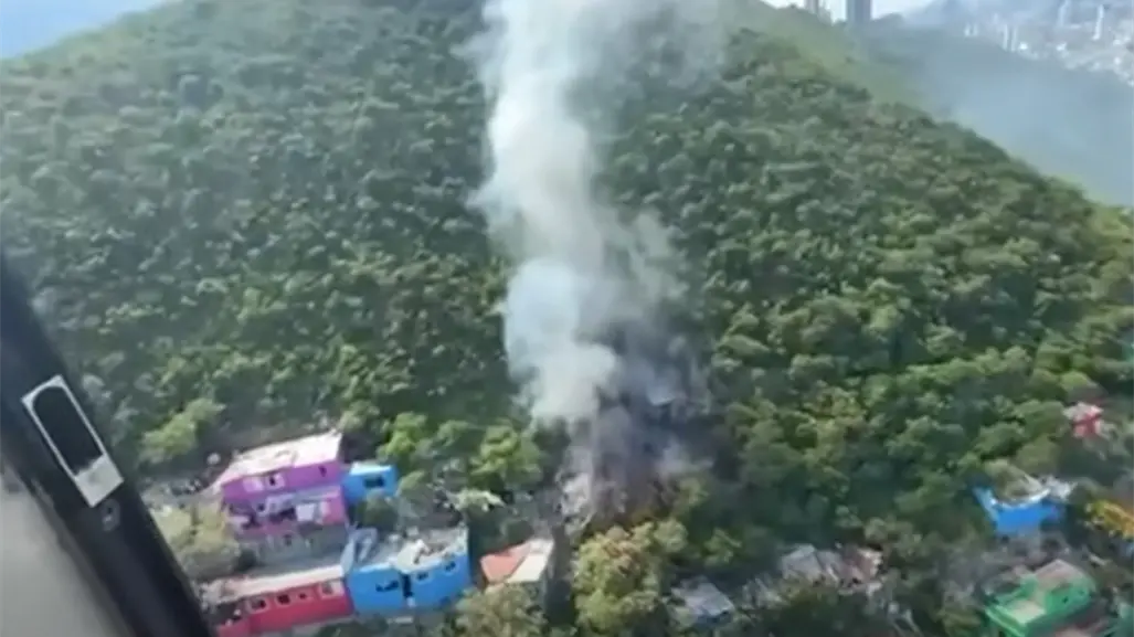 Helicóptero de Protección Civil Nuevo León combate incendio en el cerro de la Loma Larga