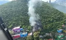 Helicóptero de Protección Civil Nuevo León combate incendio en el cerro de la Loma Larga