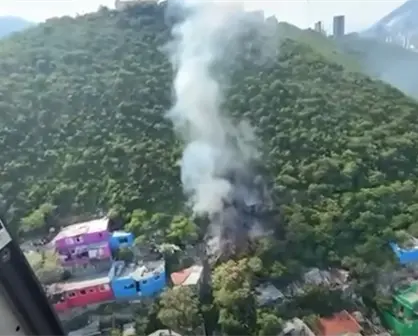 Helicóptero de Protección Civil Nuevo León combate incendio en el cerro de la Loma Larga