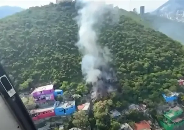 Helicóptero de Protección Civil Nuevo León combate incendio en el cerro de la Loma Larga