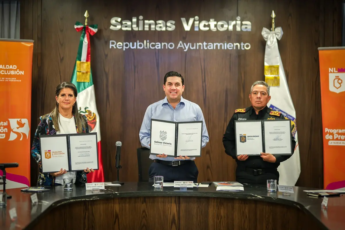 La secretaria de Igualdad e Inclusión, Martha Herrera (a la izquierda) y el alcalde de Salinas Victoria, Raúl Cantú (centro), instalaron el Consejo Municipal de Prevención Social de la Violencia y la Delincuencia. Foto: Secretaría de Igualdad e Inclusión de Nuevo León