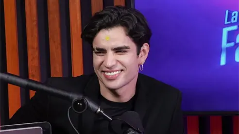 Aar&oacute;n Mercury v&iacute;ctima de la delincuencia, exhibe cristalazo a su camioneta