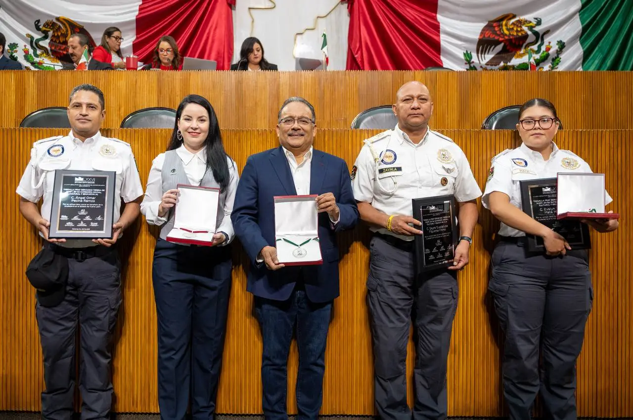 La distinción reconoce acciones heroicas y compromiso social que fortalecen la confianza en la labor policial. Foto: Gobierno de Escobedo.
