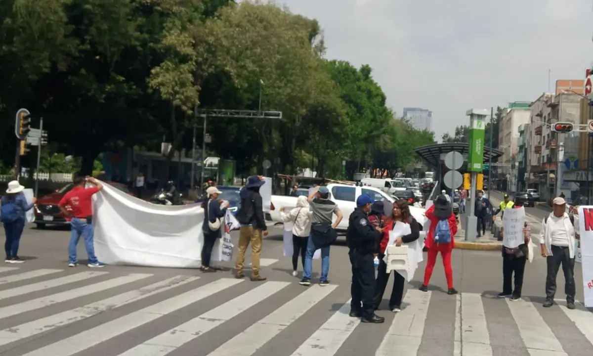 Bloqueo en vialidad de CDMX por marcha.   Foto: X (@OVIALCDMX)