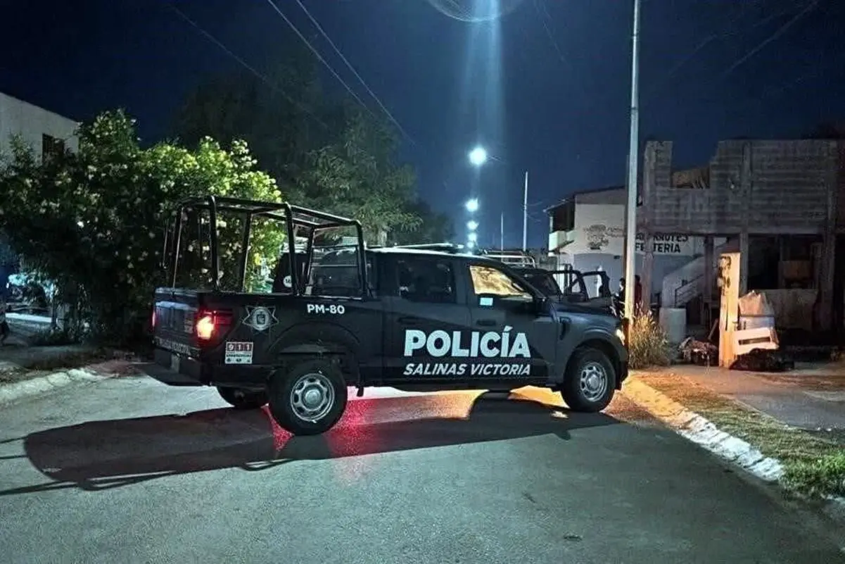Vecinos mencionaron haber visto al hombre herido intentar salir de la vivienda, pero cayó sin vida antes de llegar a la calle. Foto: Policía de Salinas Victoria.