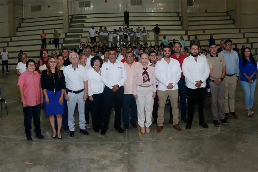 Nora Hilda de los Reyes Vázquez, subsecretaria de Educación Básica y el titular del CETE Orlando Daniel Vázquez Berrones, entregaron los kit en Ciudad Victoria | Foto: SET