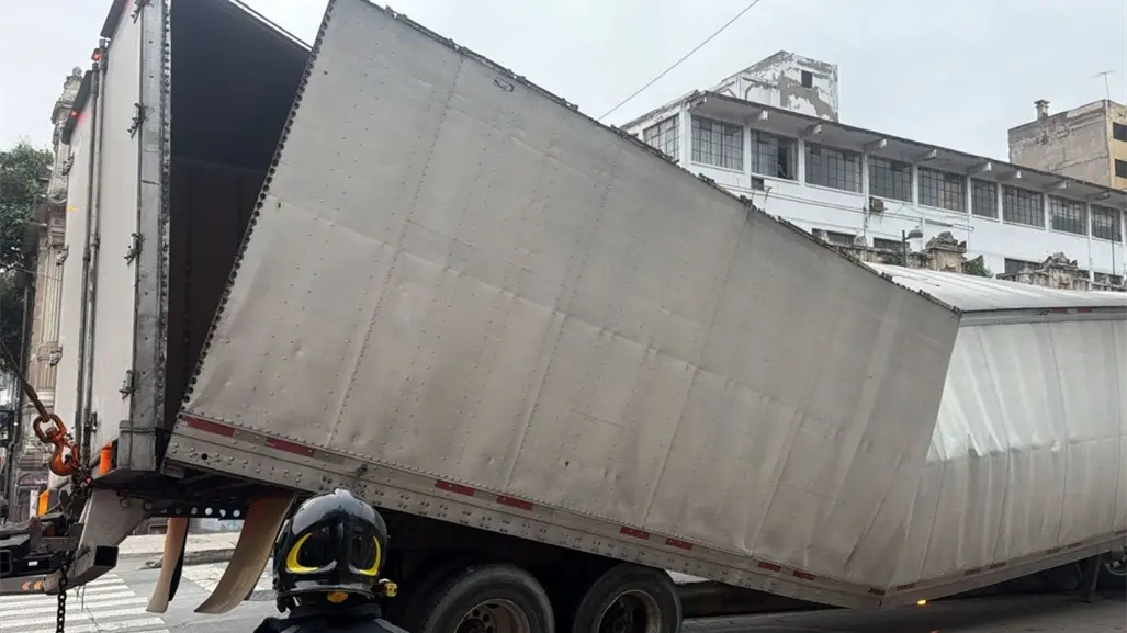 Tráiler queda atorado en carril del Metrobús y provoca caos vial en el Centro de CDMX