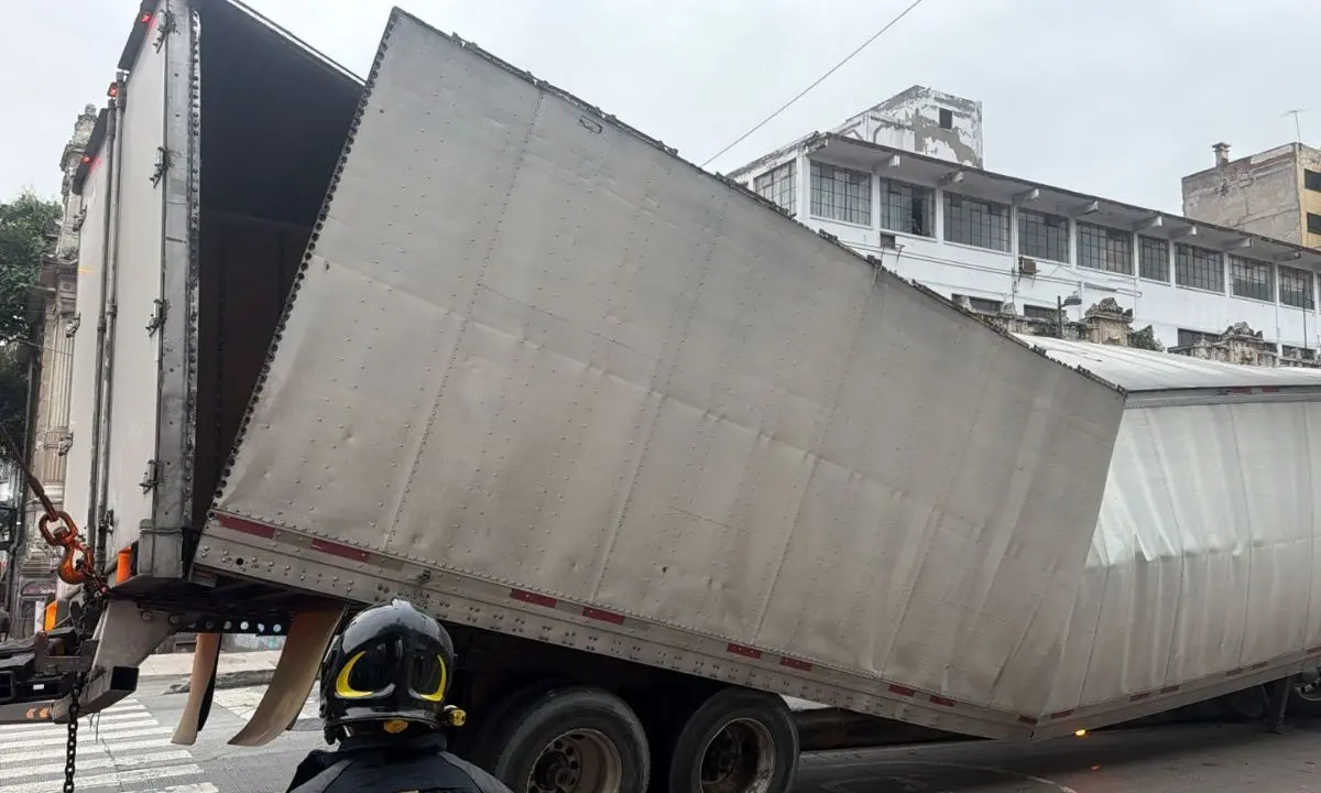 Tráiler atorado en Balderas CDMX.  Foto: Ramón Ramírez