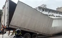 Tráiler queda atorado en carril del Metrobús y provoca caos vial en el Centro de CDMX