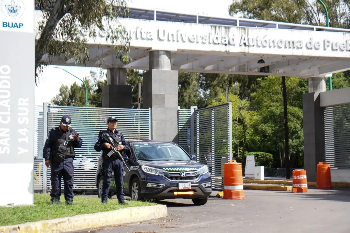 Policías en la Universidad de Puebla Foto: Jafet Moz