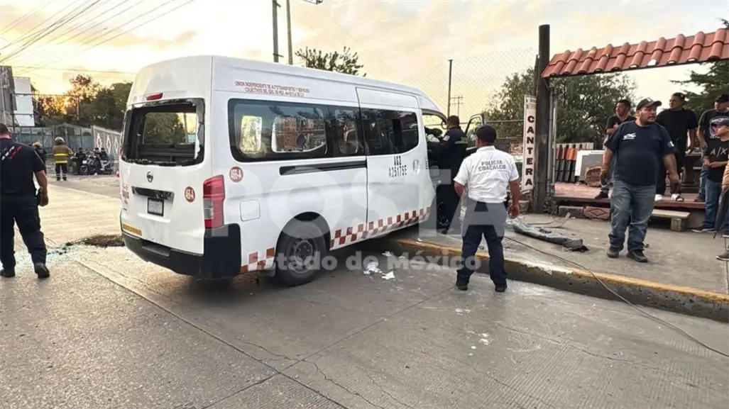 Combi vuelca en Coacalco tras intentar esquivar coladera y deja dos heridos