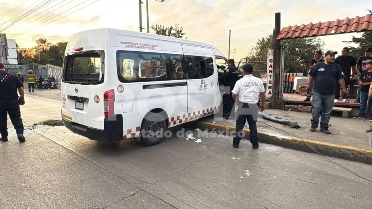 Combi vuelca en Coacalco tras intentar esquivar coladera y deja dos heridos. Foto: POSTA