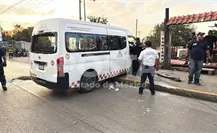 Combi vuelca en Coacalco tras intentar esquivar coladera y deja dos heridos Combi vuelca en Coacalco tras intentar esquivar coladera y deja dos heridos