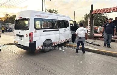 Combi vuelca en Coacalco tras intentar esquivar coladera y deja dos heridos