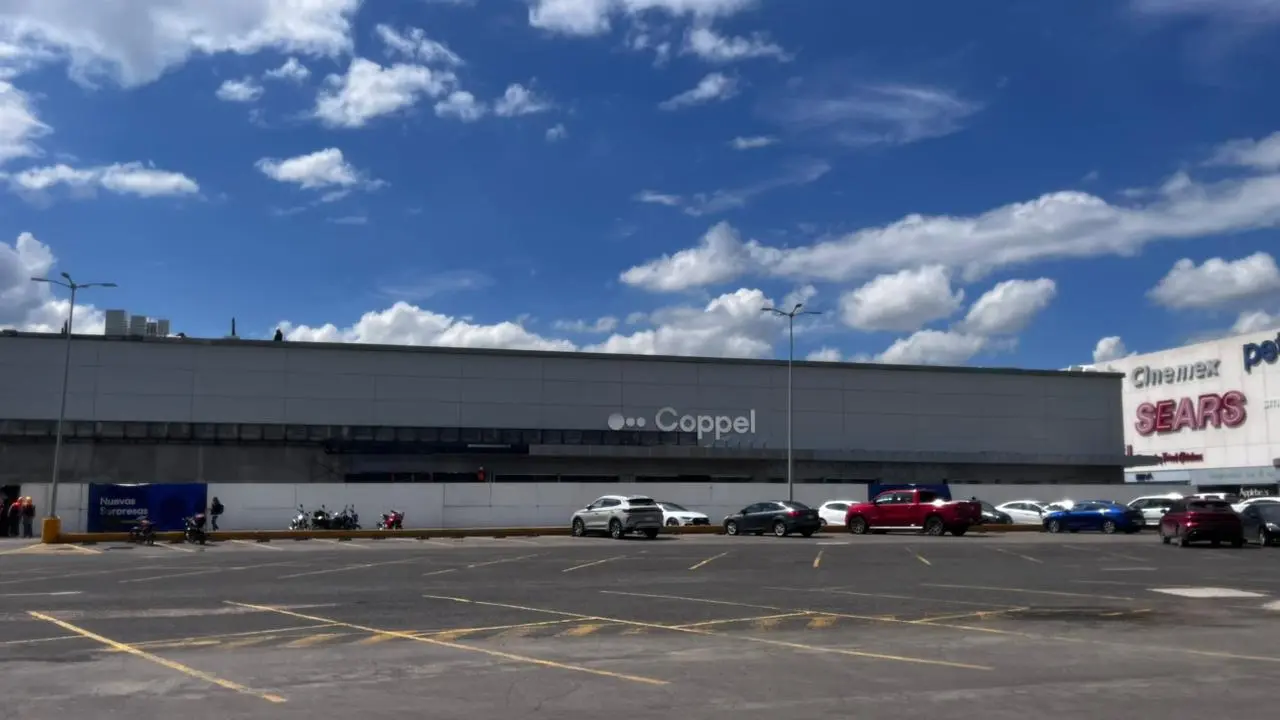 Se espera que la nueva tienda de Coppel esté abierta antes de que inicien las compras decembrinas. Foto: Alejandro Ávila.