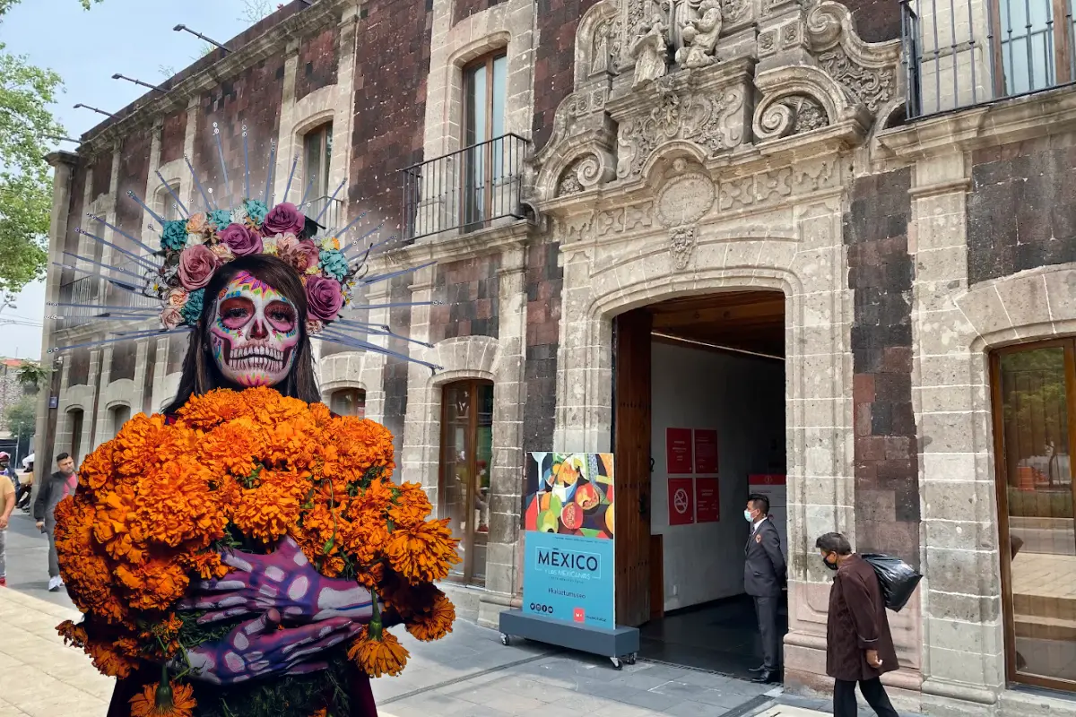 De fondo Museo Kaluz, catrina. Foto: Maps Elizabeth Diaz-Soto | Canva