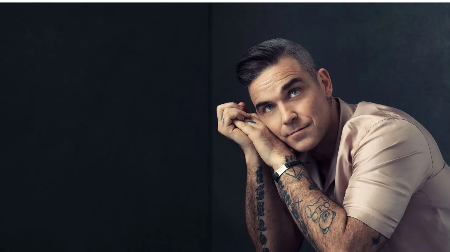 Robbie Williams reveló que padece del síndrome de Tourette durante su participación en el del podcast Im ADHD! No Youre Not. Foto. Especial.
