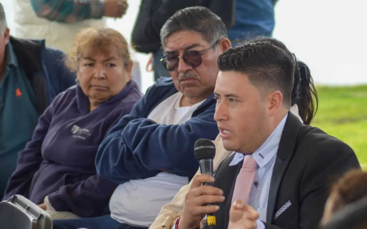 Reunión del alcalde Adolfo Solís con taxistas de San Francisco Tlalcilalcalpan para coordinar rutas alternas durante las obras del Bulevar Colibrí. Foto: H. Ayuntamiento de Almoloya de Juárez 2025-2027  (Canva)