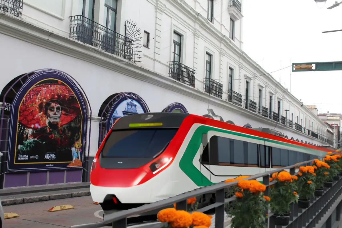 Tren Interurbano a Toluca Centro.  Foto: X (@TolucaGob) | Canva