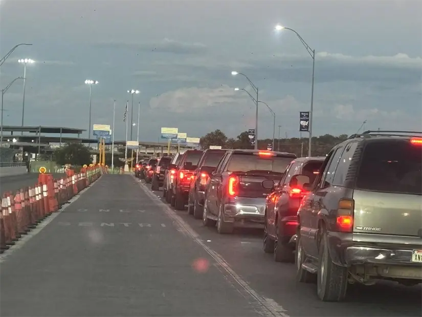 A esta magnitud se suelen extender las filas para atravesar los puentes internacionales en Piedras Negras / Foto: Tammy R Medina 