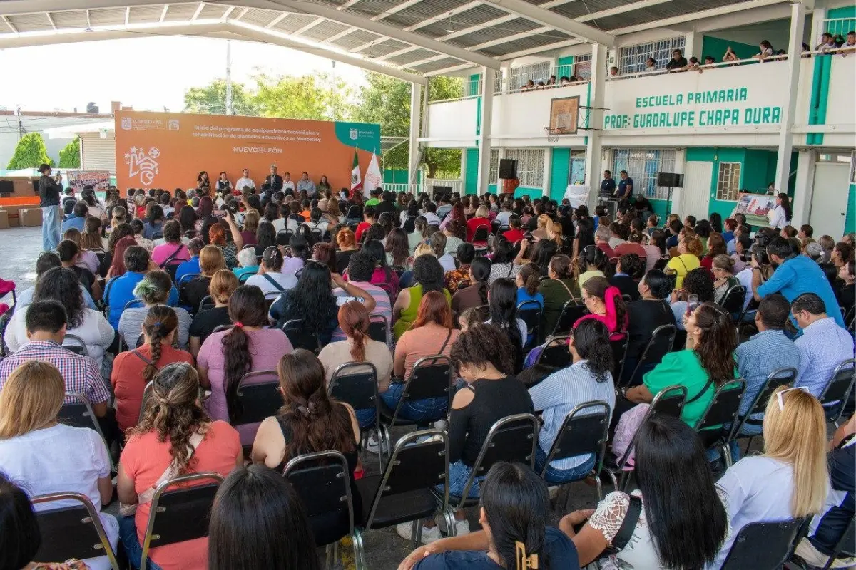 Asistentes a evento en escuela. Foto: Gobierno de Nuevo León